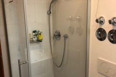 Bad-mit-bodenebener-Dusche